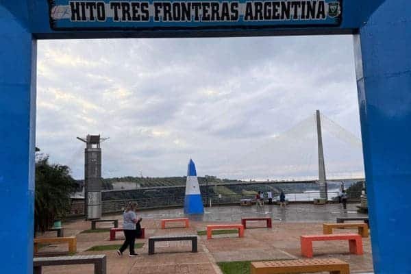 Marco das Três Fronteiras (Hito Argentino) em Puerto Iguazú com show de luzes