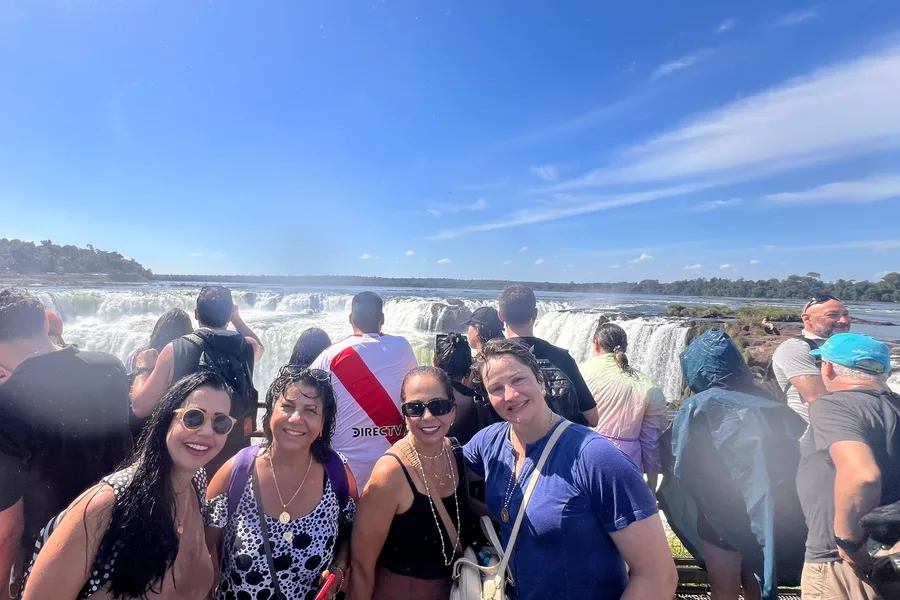 Pasarela del circuito argentino avanzando sobre el río Iguazú