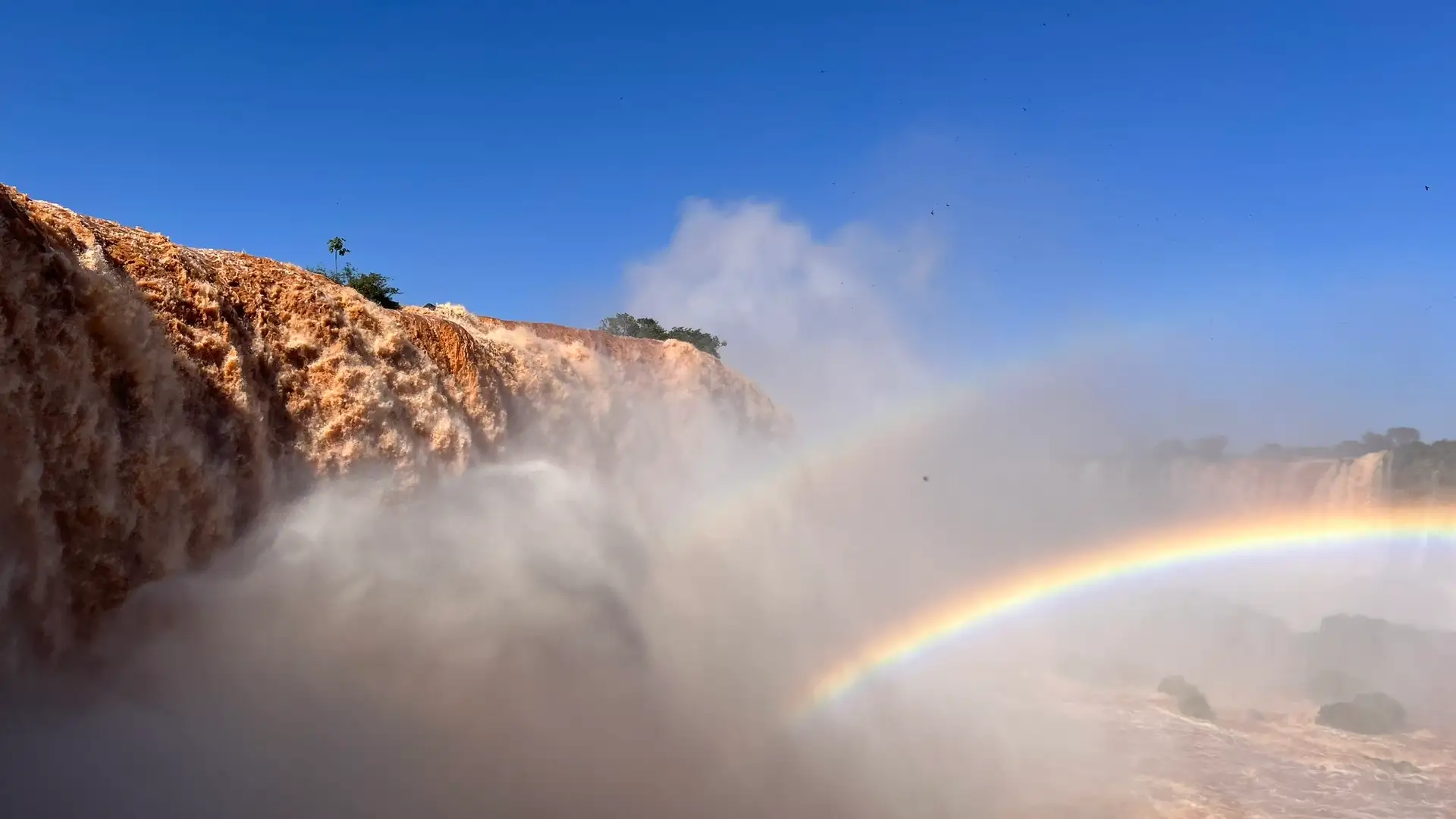 Arcoíris sobre el conjunto de saltos de las Cataratas del Iguazú desde el lado brasileño