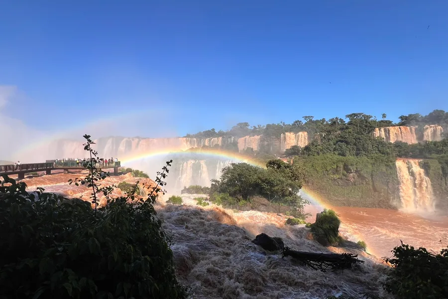 Vista panorámica del conjunto de saltos de las Cataratas del Iguazú con arcoíris