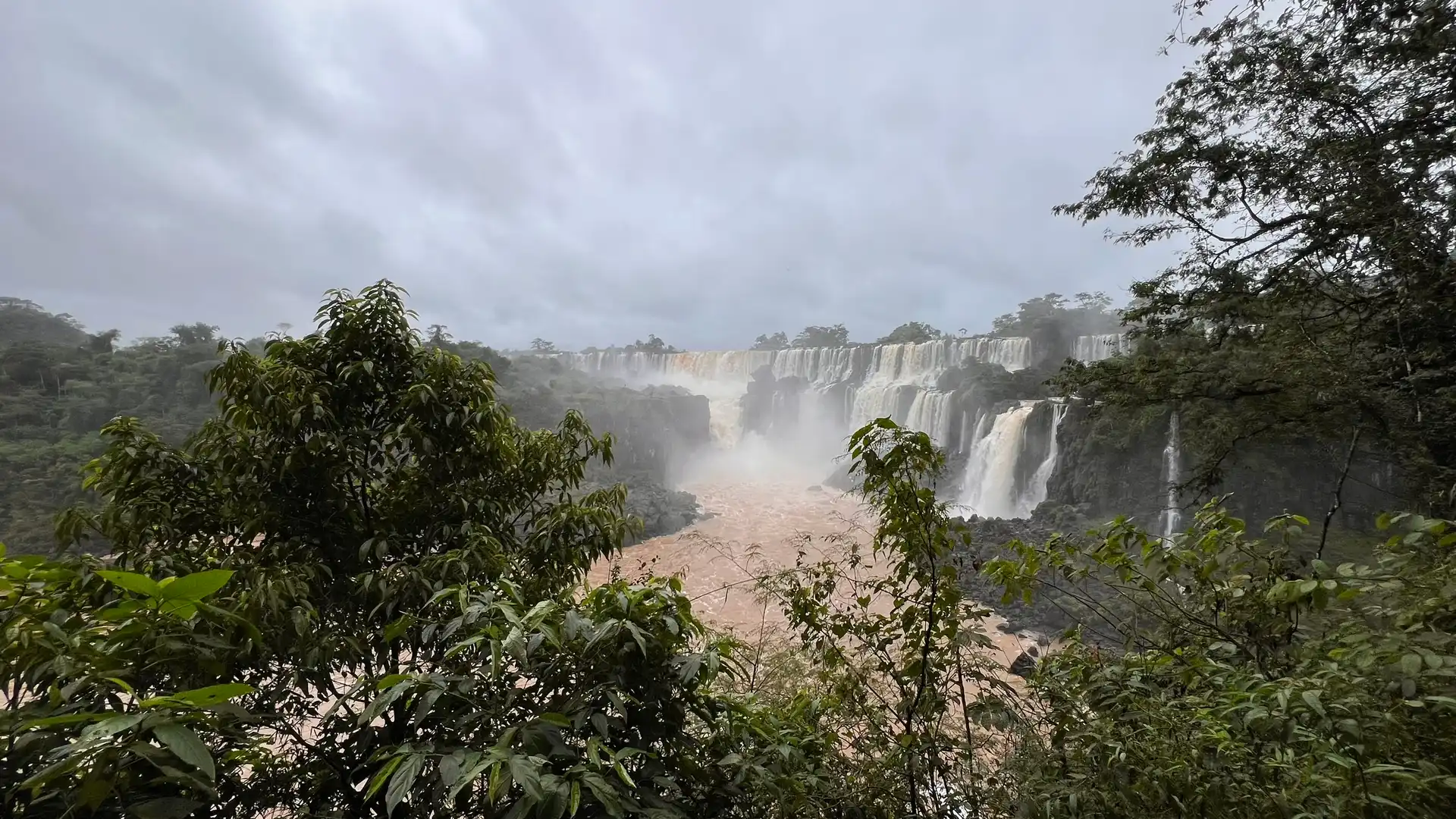 Vista amplia de las Cataratas del Iguazú con el río al frente