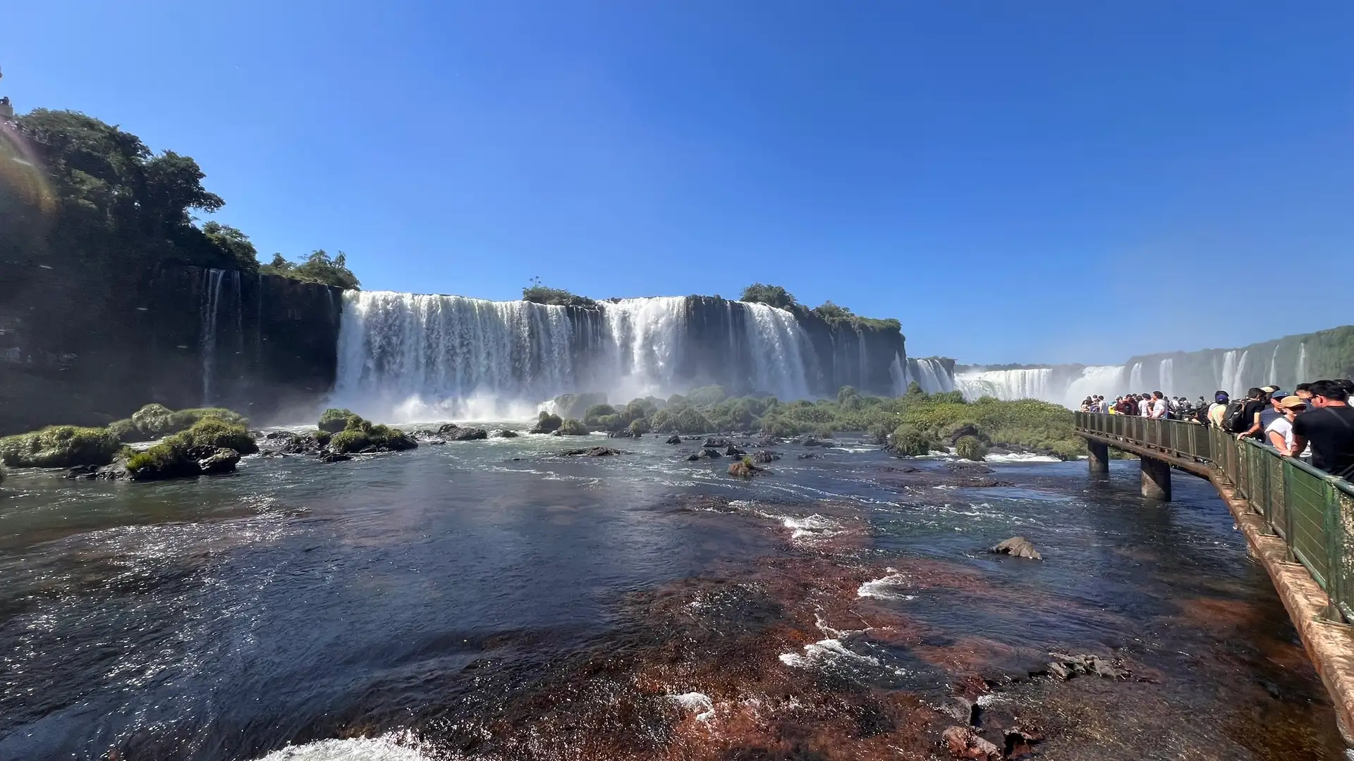Luz do amanhecer sobre o rio Iguaçu e o conjunto de quedas