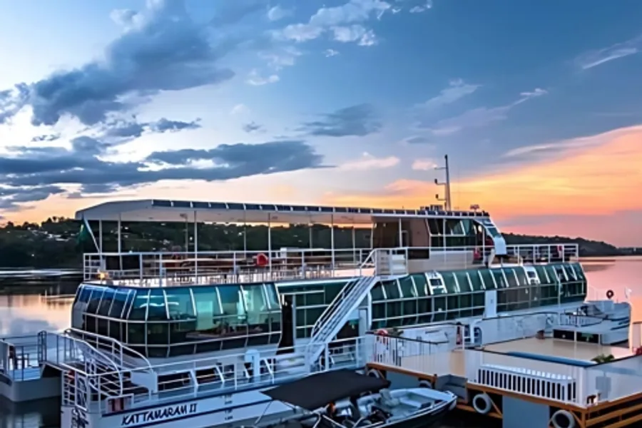 Barco Kattamaram amarrado al atardecer sobre el río Paraná