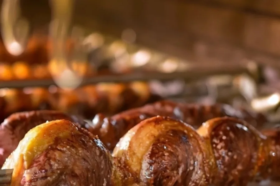 Corte de carne servido en la mesa durante la cena con espectáculo
