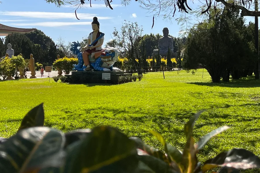 Estatuas doradas en el Templo Budista Chen Tien, parada del city tour