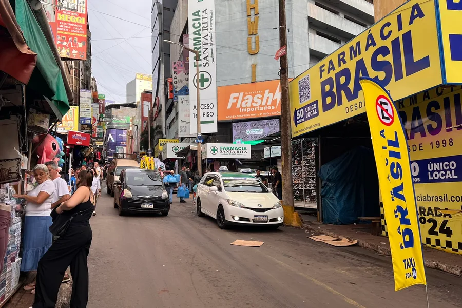 Calle comercial de Ciudad del Este con locales de electrónica y perfumería