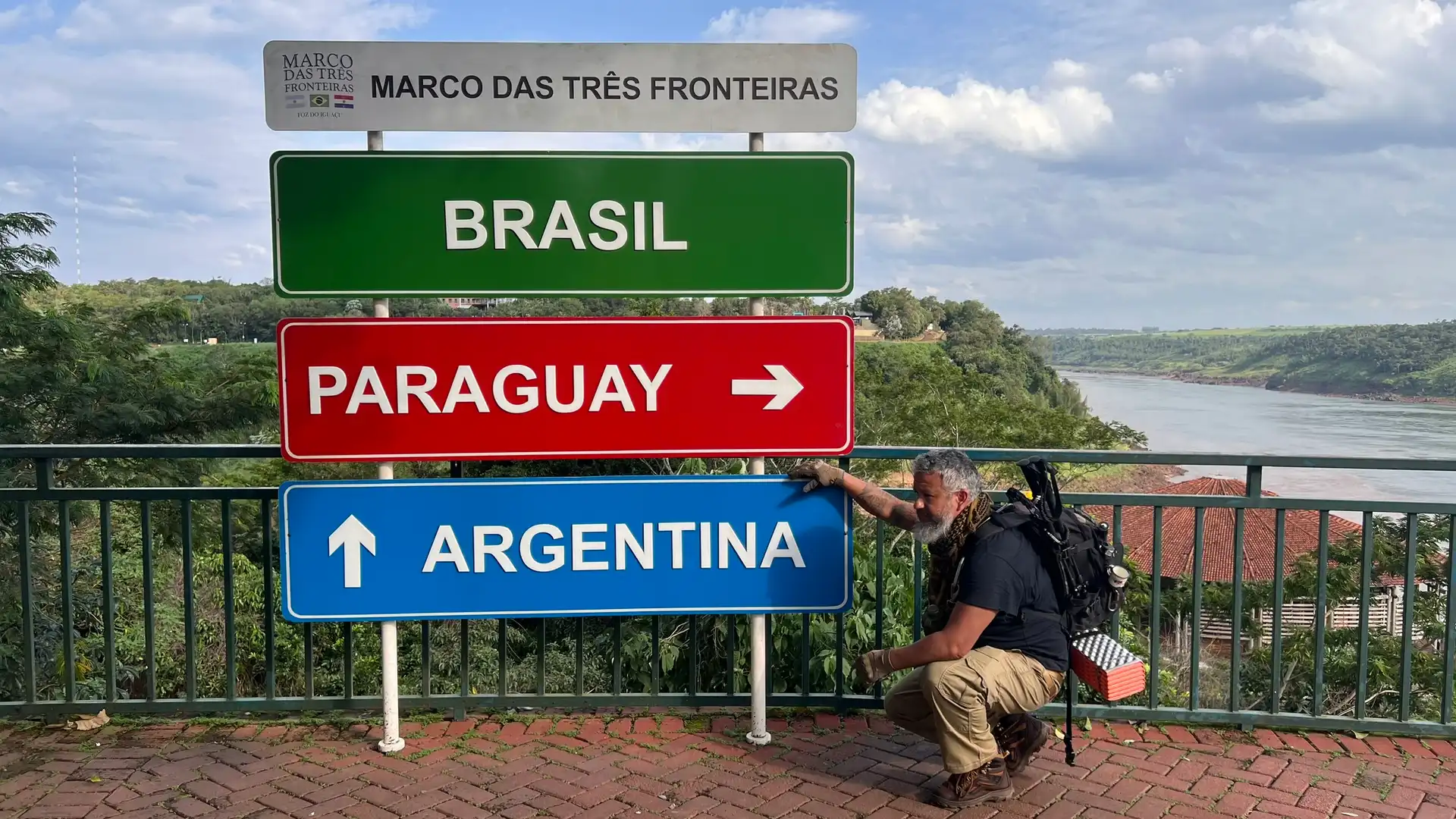 Cartel del Hito Tres Fronteras señalando Brasil, Paraguay y Argentina