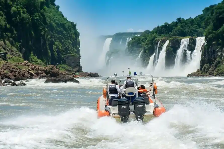 Macuco Safari — O bote que entra embaixo da queda