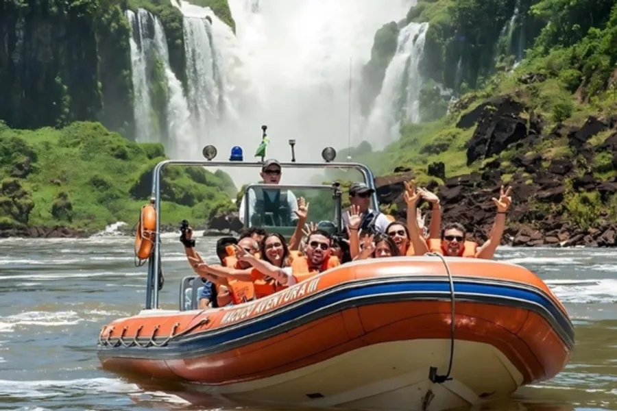 Lancha del Macuco Safari con los pasajeros empapados al salir del salto