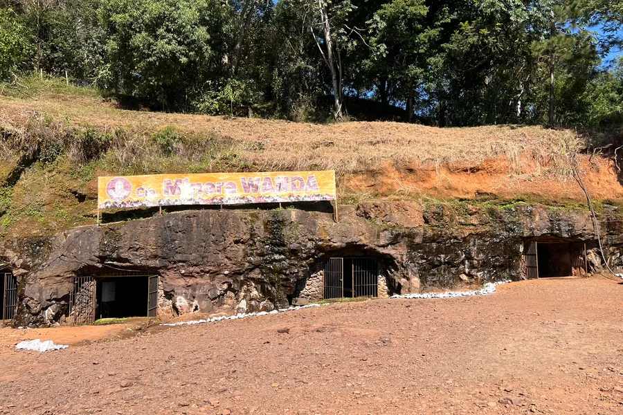 Entrada de la mina de piedras preciosas de Wanda, en Misiones