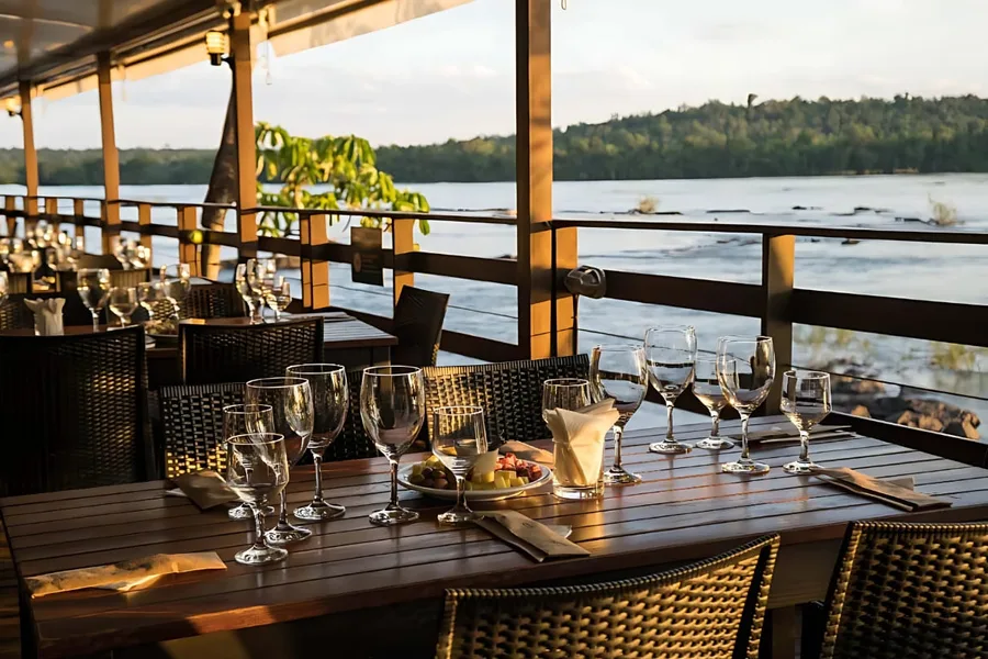 Galería del restaurante Porto Canoas con el río Iguazú al fondo