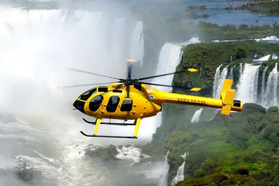 Voo de helicóptero — As quedas vistas de cima