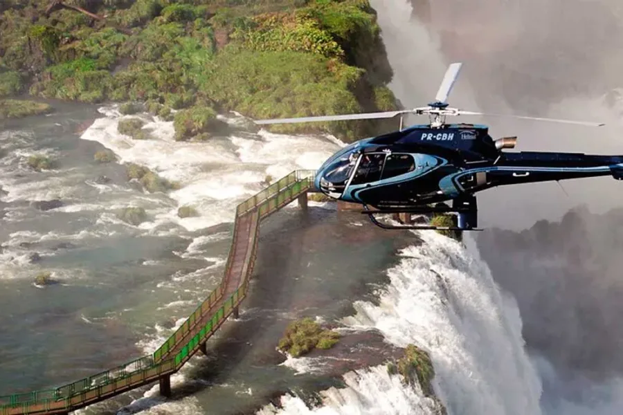 Helicóptero en vuelo panorámico sobre las Cataratas del Iguazú