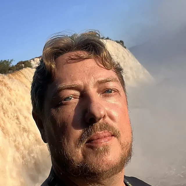 Wanderlei, guia de turismo credenciado da Iguassu ONE, em frente às Cataratas do Iguaçu